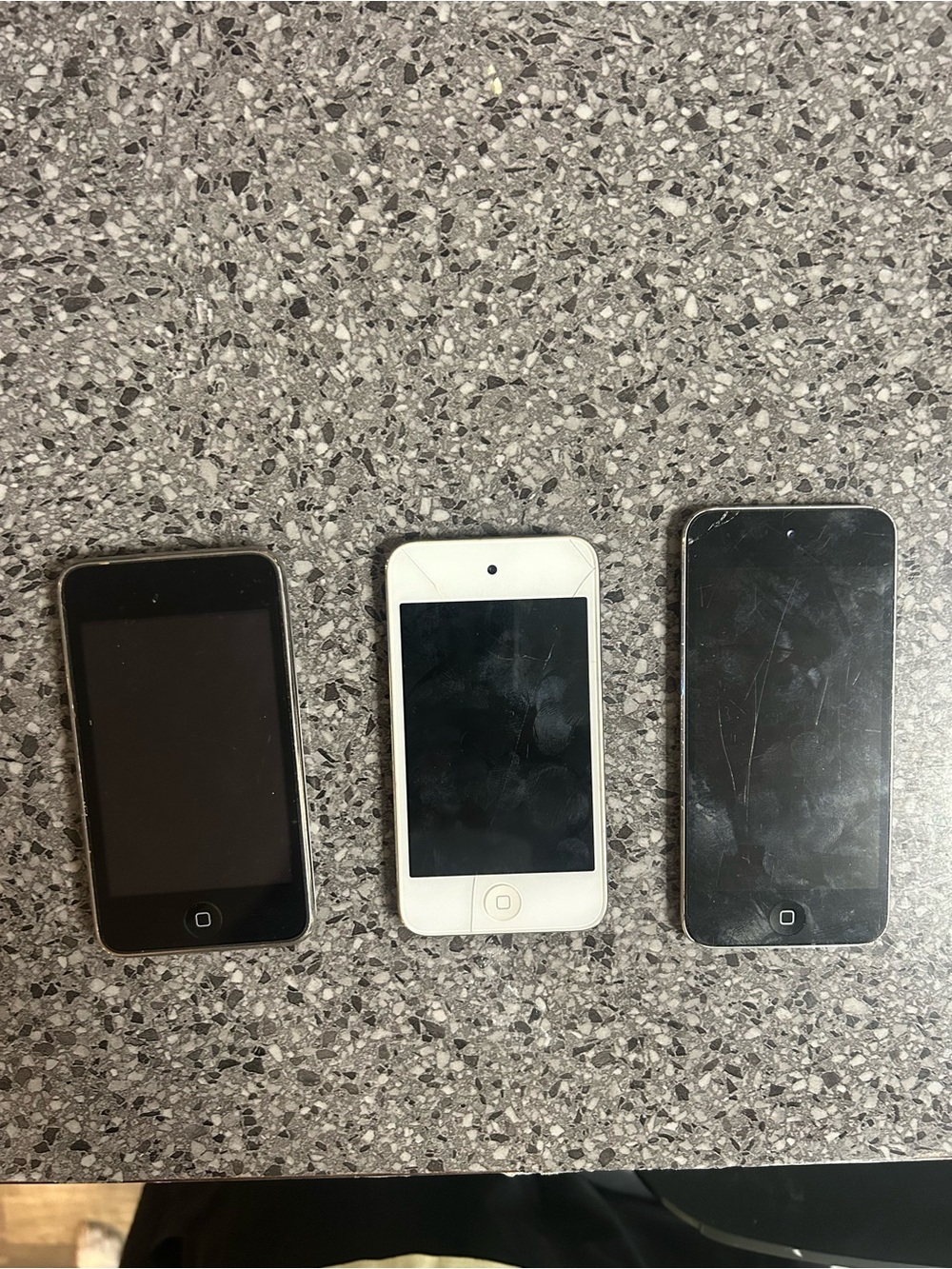Apple iPod Touch Trio in Black and White Untested